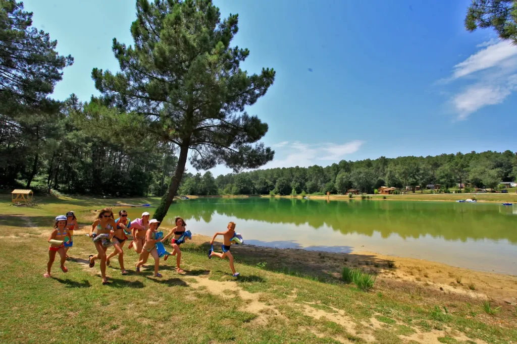 kinderactiviteiten kamperen bij de vijver in de Dordogne