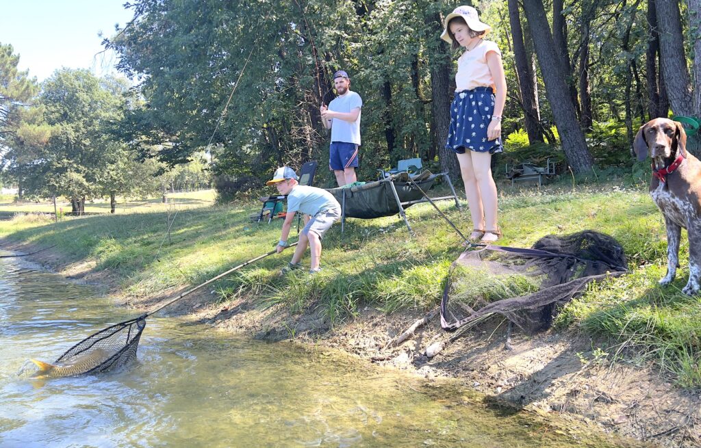 Pêche à l’étang dans un camping nature à Douville, près de Bergerac