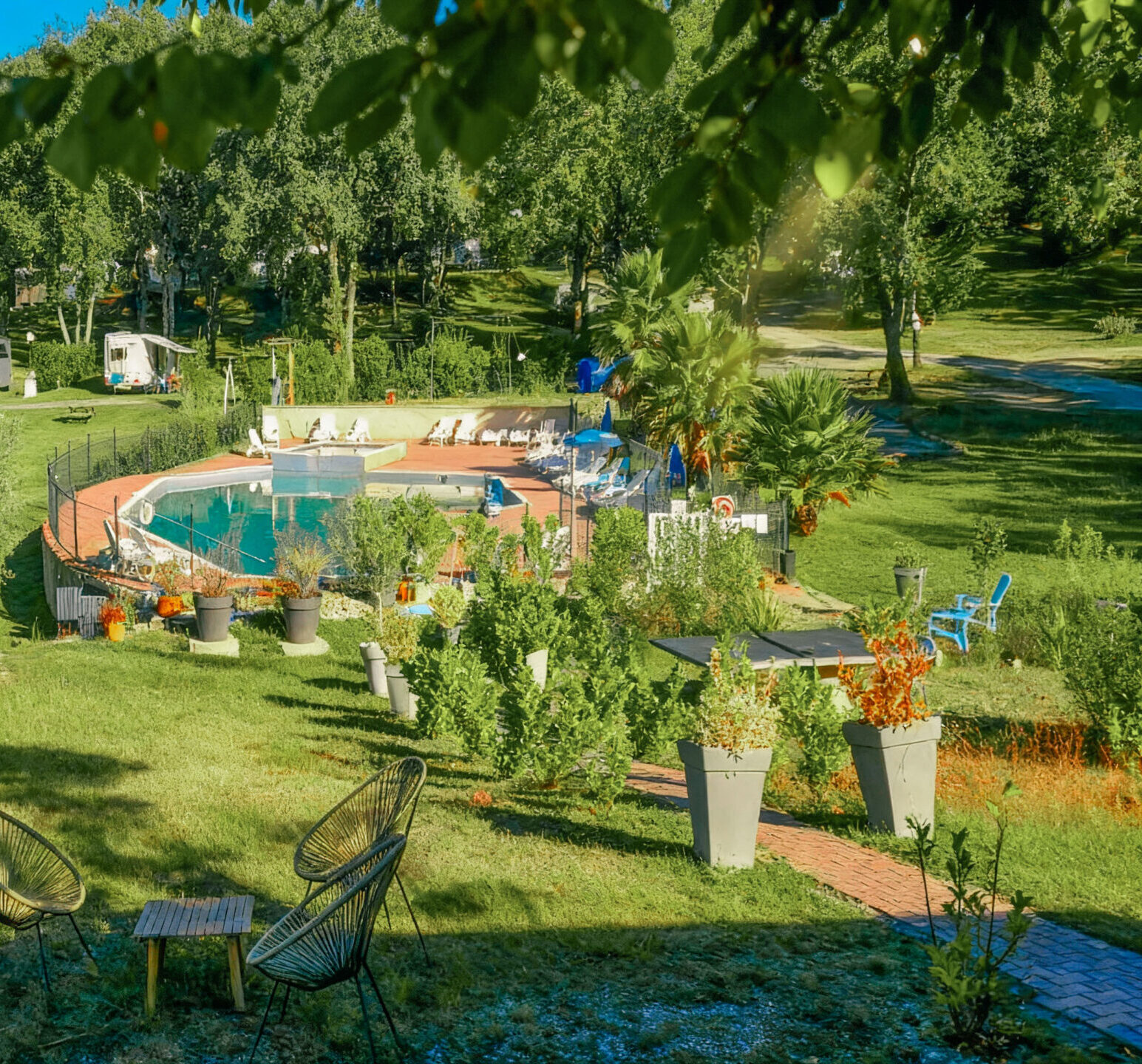 Gaia ecolodges avec piscine en dordogne