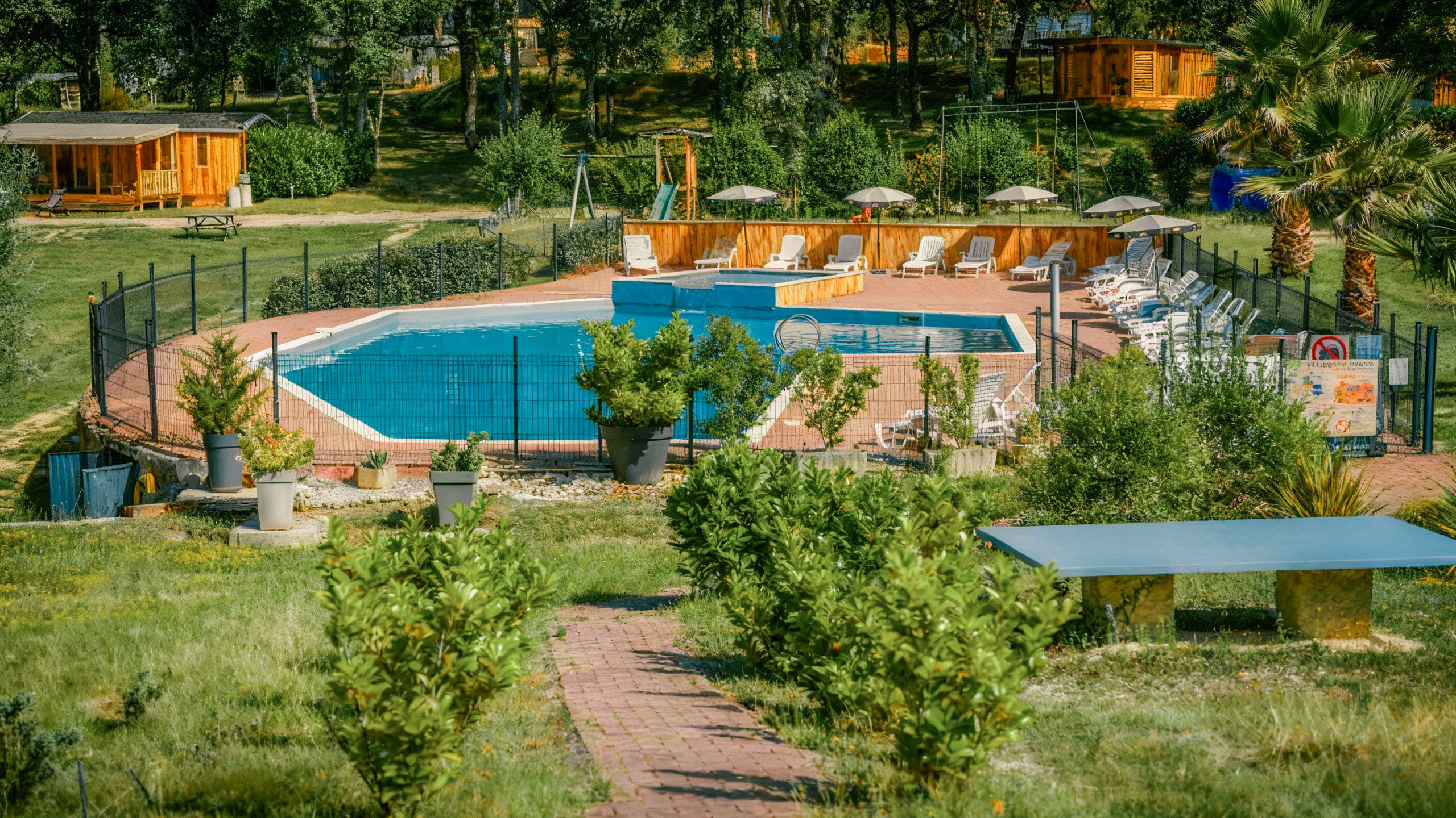 ecolodges gaia avec piscine en dordogne