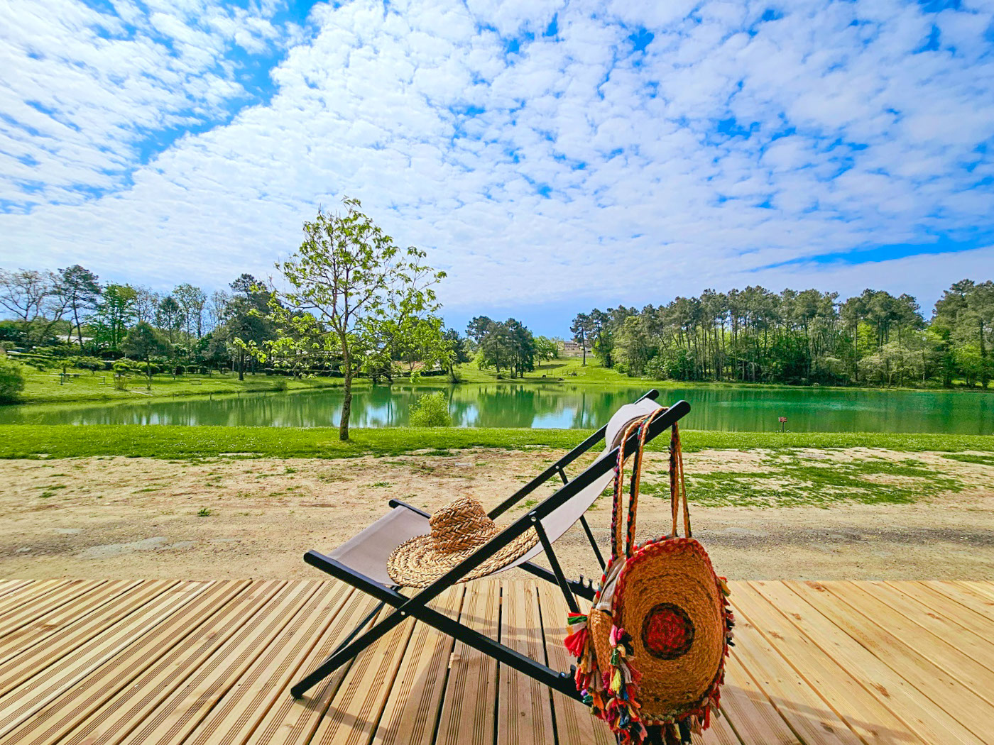 Étang naturel à Gaia Ecolodge près de Bergerac