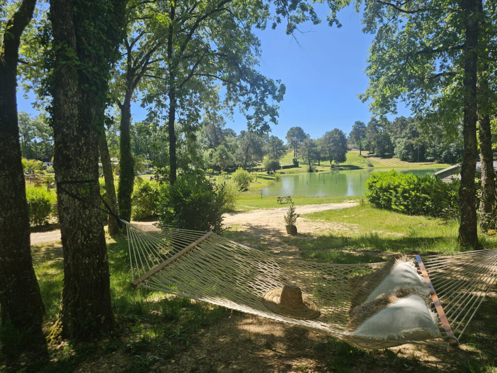 Camping nature, havre de paix avec hébergements au bord de l'eau en Dordogne