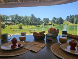 Mobil-home près de l’étang à Gaïa Ecolodge Mobil-home avec vue sur l’étang pour un séjour pêche en famille