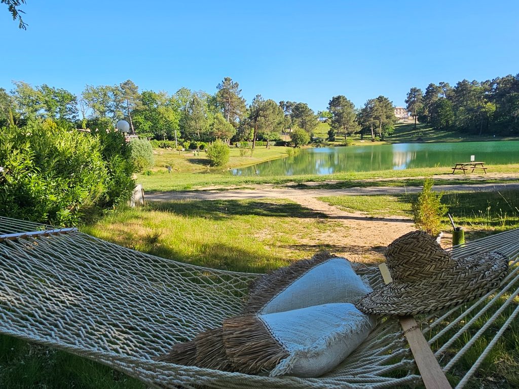 Hamac avec vue sur l’étang à Gaia Ecolodge en Dordogne