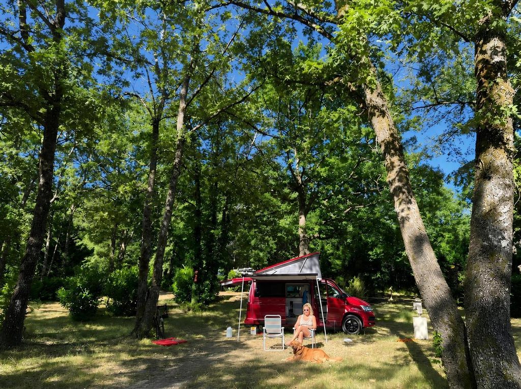 Van aménagé sur un emplacement nature à Gaia Ecolodge en Dordogne