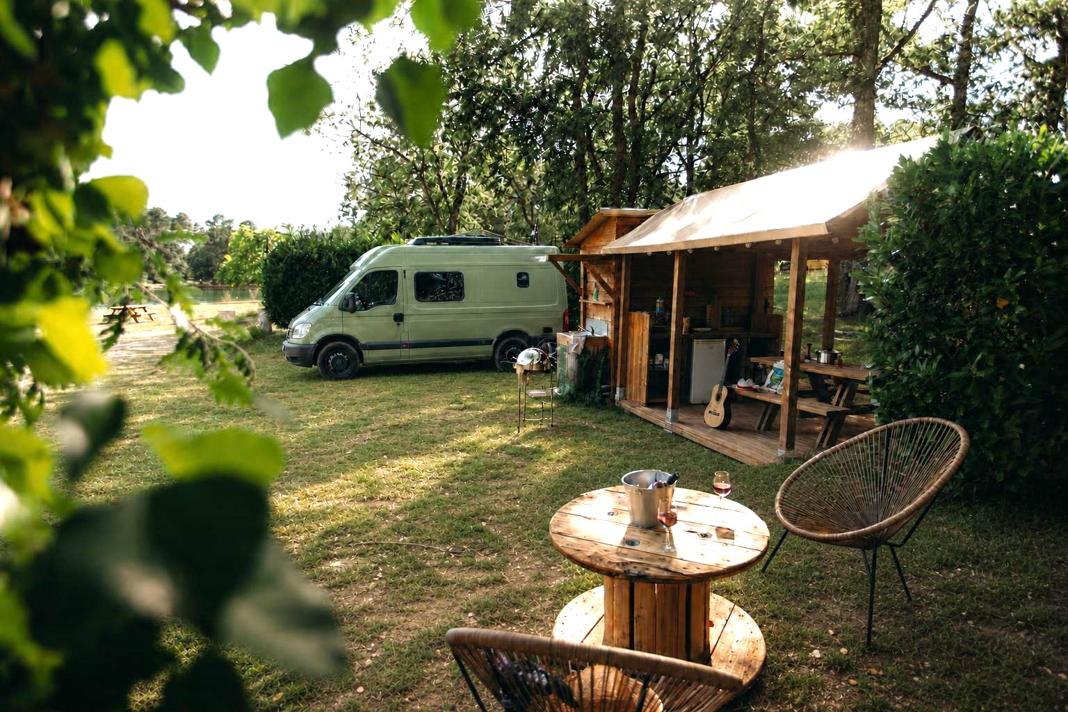 Van sur un emplacement VIP bord d’étang à Gaia Ecolodge