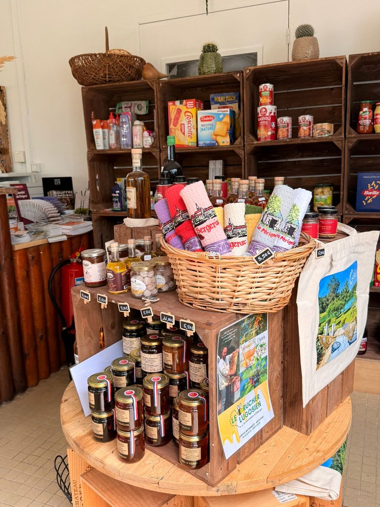 Produits locaux du Périgord dans l’épicerie de Gaia Ecolodge