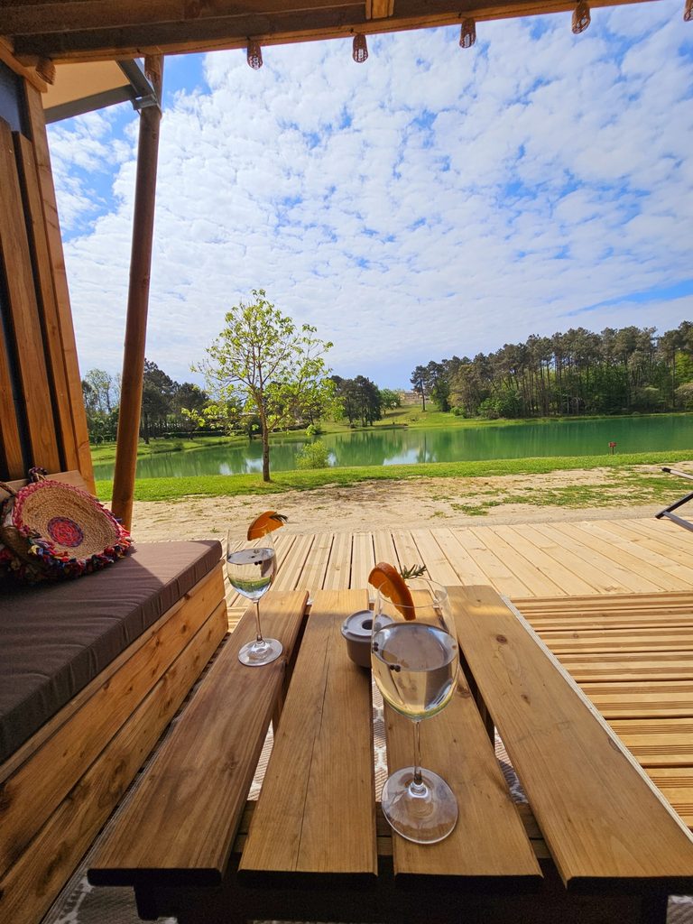 Pause gourmande sur une terrasse avec vue sur l’étang à Gaia Ecolodge