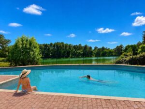 elaia image camping avec piscine et étang de péche de 3 ha