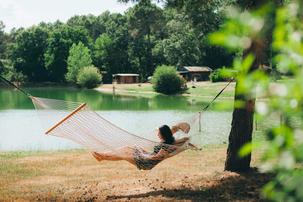 Détente en hamac au bord de l’étang de Gaia Ecolodge près de Bergerac