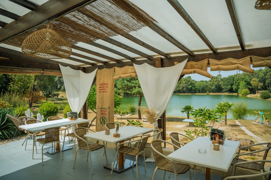 Terrasse du snack de Gaia Ecolodge avec vue sur l’étang