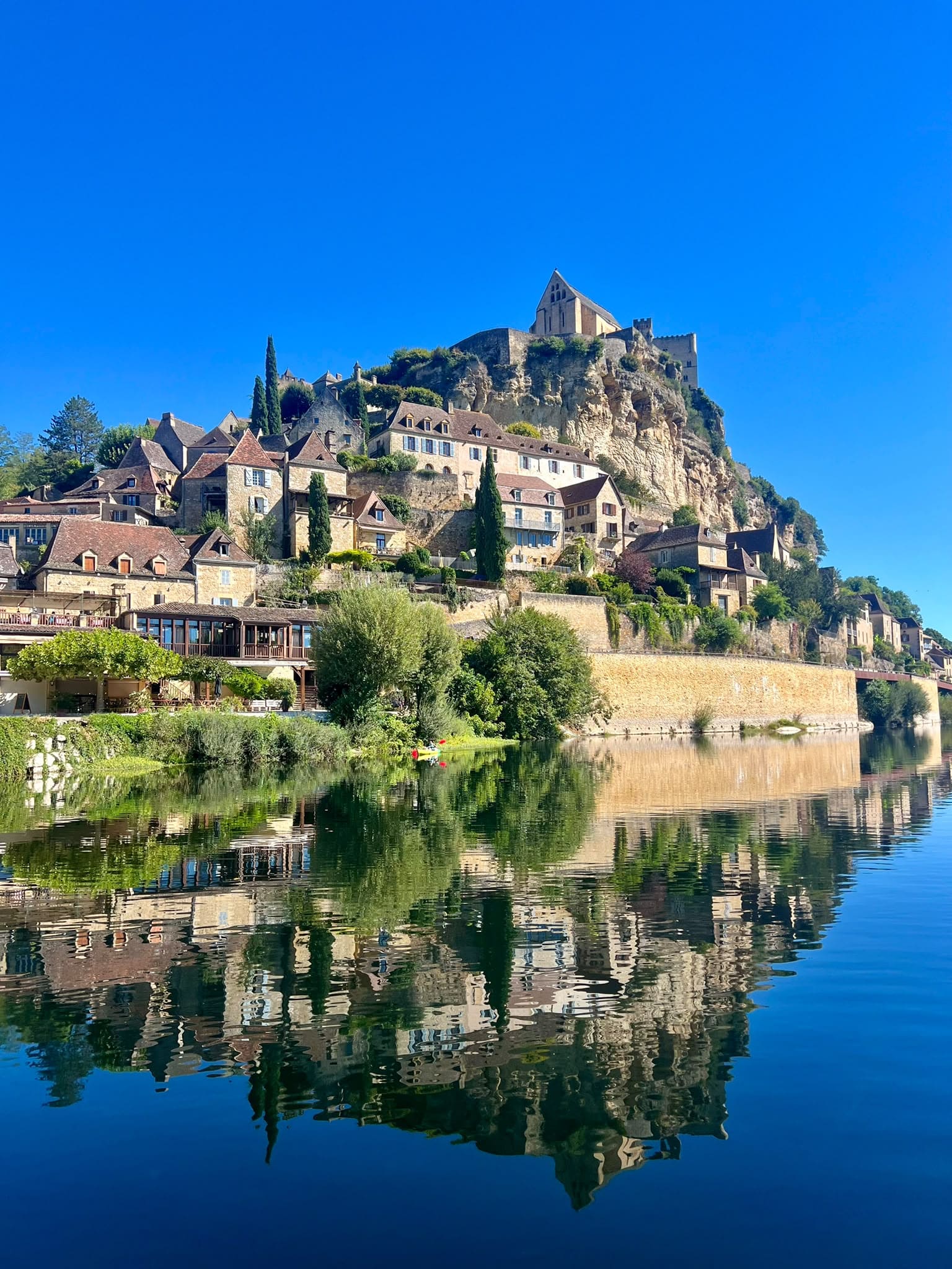 Village de Beynac-et-Cazenac au bord de la Dordogne