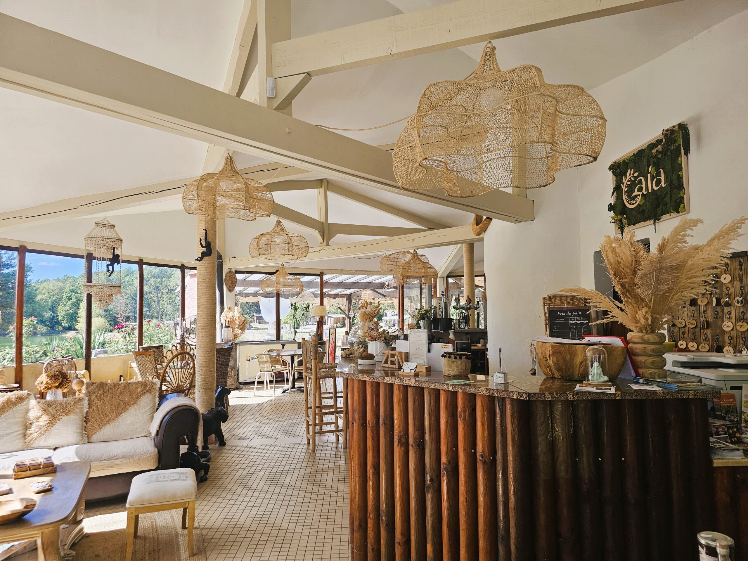Accueil chaleureux de Gaia Ecolodge avec vue sur l’étang